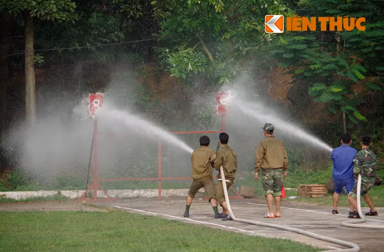 Ở Kho KT887, việc phòng chống cháy nổ là yêu cầu số 1. Vì vậy, việc tổ chức luyện tập phòng chống cháy nổ là việc làm thường xuyên của tập thể và cá nhân Kho KT887.