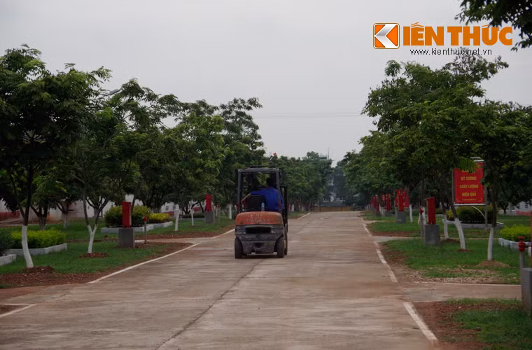 Đường vào khu kỹ thuật phẳng và có nhiều loại cây và thảm cỏ được bàn tay lính thợ chăm chút, đẹp như công viên.