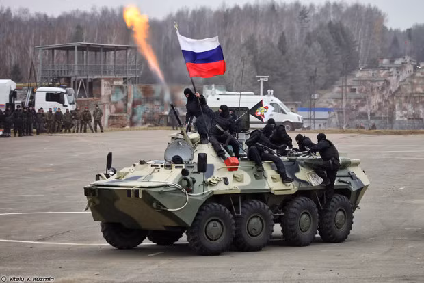 Về hỏa lực, ngay sau cabin là tháp pháo nhỏ có khả năng xoay góc 360 độ, lắp đại liên 14,5mm KPVT và súng đồng trục 7,62mm PKT. Đại liên KPVT sử dụng đạn cỡ 14,5x114mm, tốc độ bắn 600 phát/phút, sơ tốc đạn 1.005m/s. Nguồn ảnh: Vitaly-Kuzmin