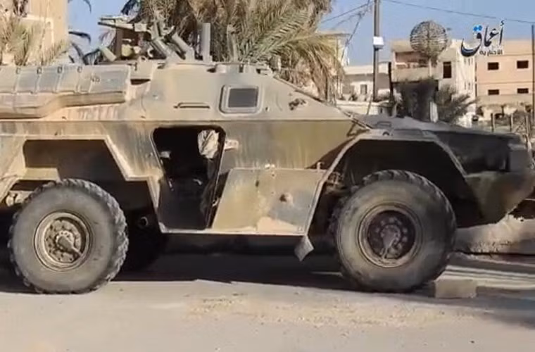 Ngoài chiếc BTR-80, người ta từng nhìn thấy ít nhất một chiếc xe thiết giáp BPM-97 của Quân đội Nga ở Palmyra bị phá hủy. Cũng có nguồn tin cho rằng, “tác phẩm BTR-80 nát như tương” có thể chính là do Quân đội Nga thực hiện nhằm không để vũ khí hiện đại lọt vào tay phiến quân IS. Nguồn ảnh: SyriaL