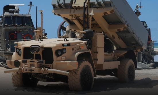 NSM có tốc độ cận âm với khả năng tấn công các mục tiêu trên mặt đất và mặt nước. Tên lửa dài 4 m, nặng hơn 400 kg, được trang bị đầu đạn nổ mạnh xuyên thấu nặng 120 kg. Việc điều khiển tên lửa trong giai đoạn hành trình của chuyến bay được thực hiện bằng hệ thống quán tính có hiệu chỉnh, thông qua tham chiếu tín hiệu định vị vệ tinh GPS.