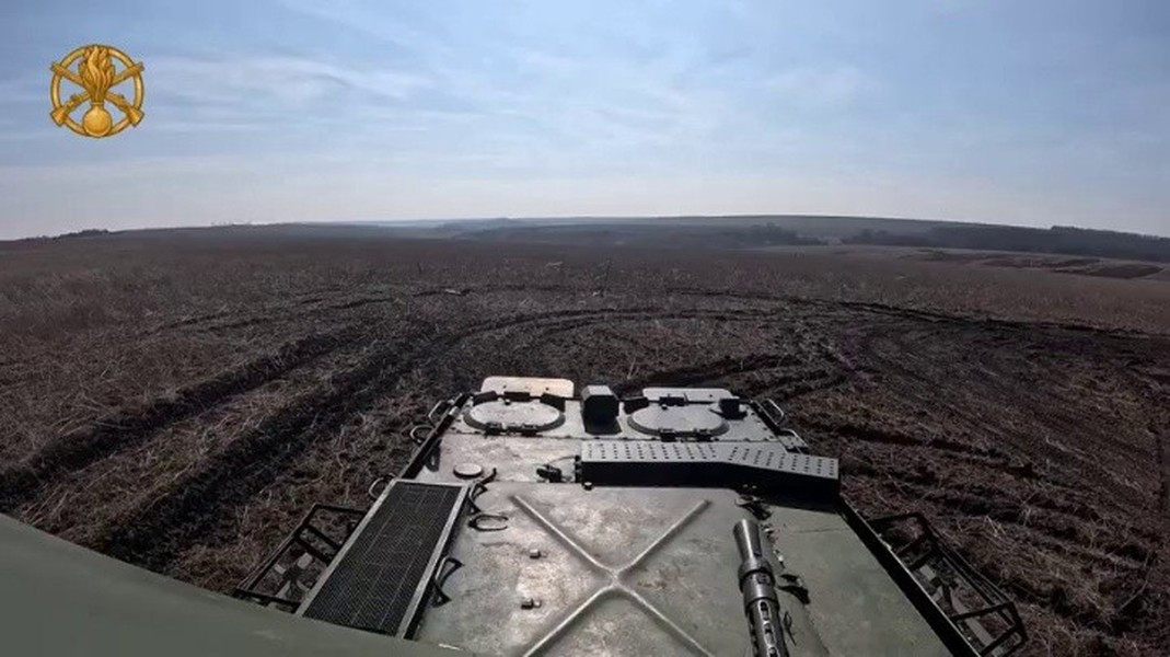 Khối lượng dư thừa cũng ảnh hưởng đến khả năng di chuyển của xe bọc thép. Trên đường nhựa, xe có thể đạt tốc độ lên tới 50 km/h, nhưng tốc độ giảm mạnh khi có cơ động trên đường địa hình.