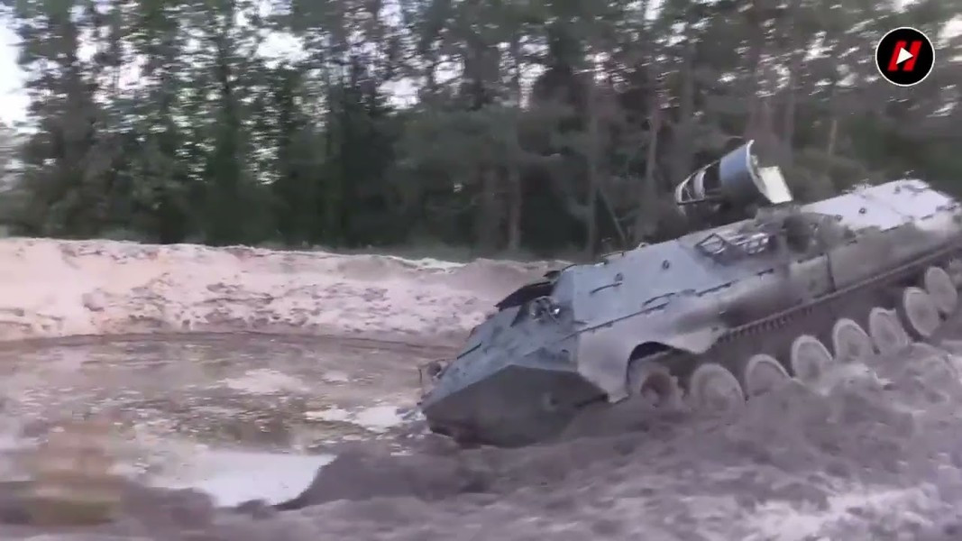 Kíp lái của xe chiến đấu bộ binh BMP-1LB gồm 3 người: lái xe, xạ thủ điều khiển vũ khí và chỉ huy xe. Khoang lái có thể chứa 7 - 8 lính, binh sĩ ra vào qua cửa đuôi lớn ở đuôi đã được làm lại dạng dốc nghiêng.