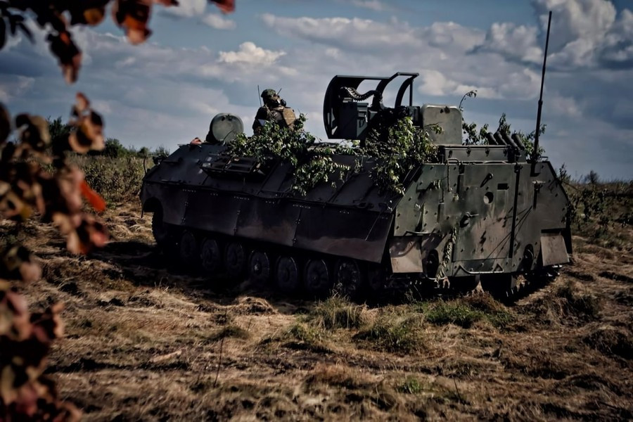 Để bù đắp cho nhược điểm này, các tấm thép bổ sung được hàn trên xe chiến đấu bộ binh BMP-1LB theo toàn bộ chu vi, tạo thành lớp giáp cách đều mang lại mức độ bảo vệ cao hơn nhiều.