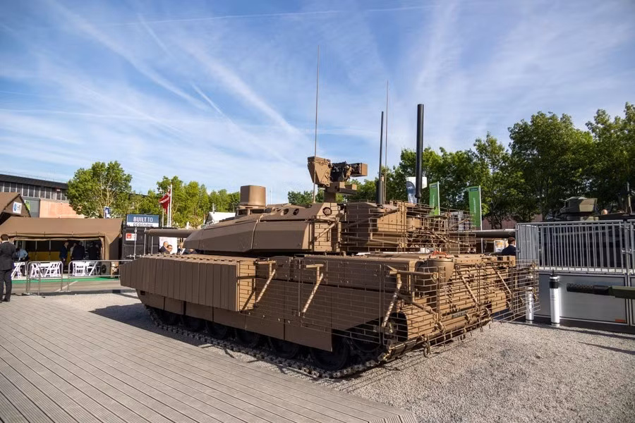 Xe tăng AMX-56 Leclerc do Pháp chế tạo được coi là một trong những phương tiện chiến đấu bộ binh hiện đại nhất thế giới với vỏ giáp mạnh mẽ, hệ thống điều khiển hỏa lực tiên tiến và khả năng cơ động cao.