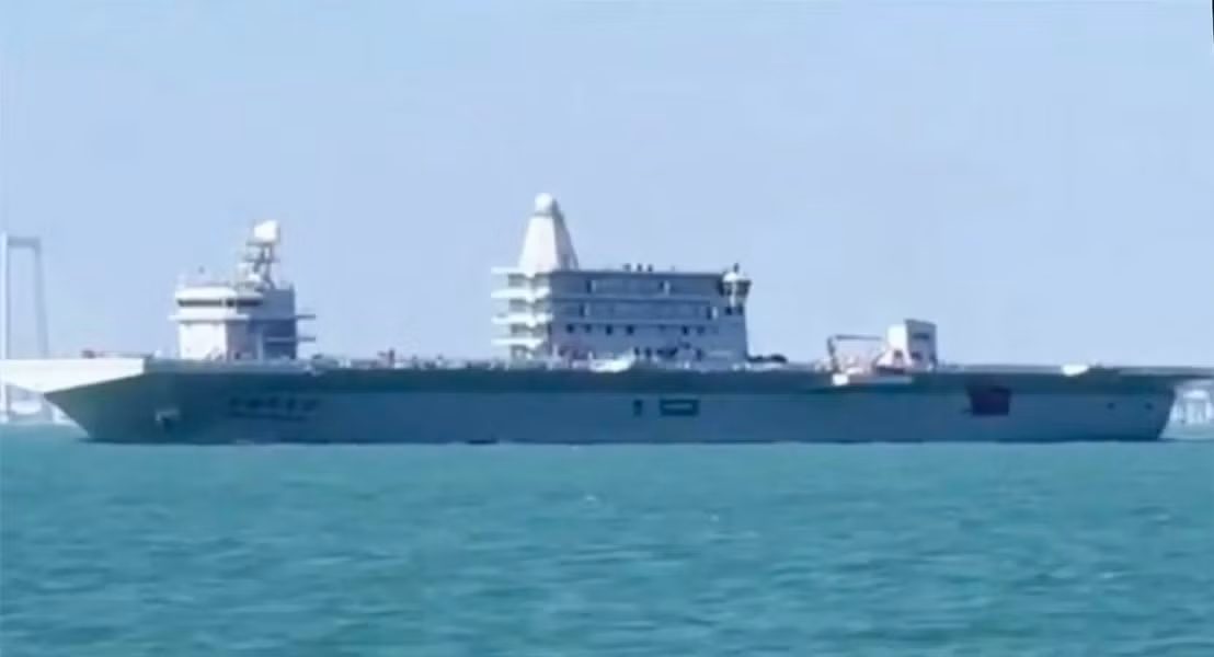 Hình ảnh về chuyến ra khơi đầu tiên của chiếc tàu sân bay UAV khác thường do Trung Quốc chế tạo vừa được đăng tải trên các phương tiện truyền thông nước này, và ngay lập tức thu hút sự quan tâm đặc biệt.