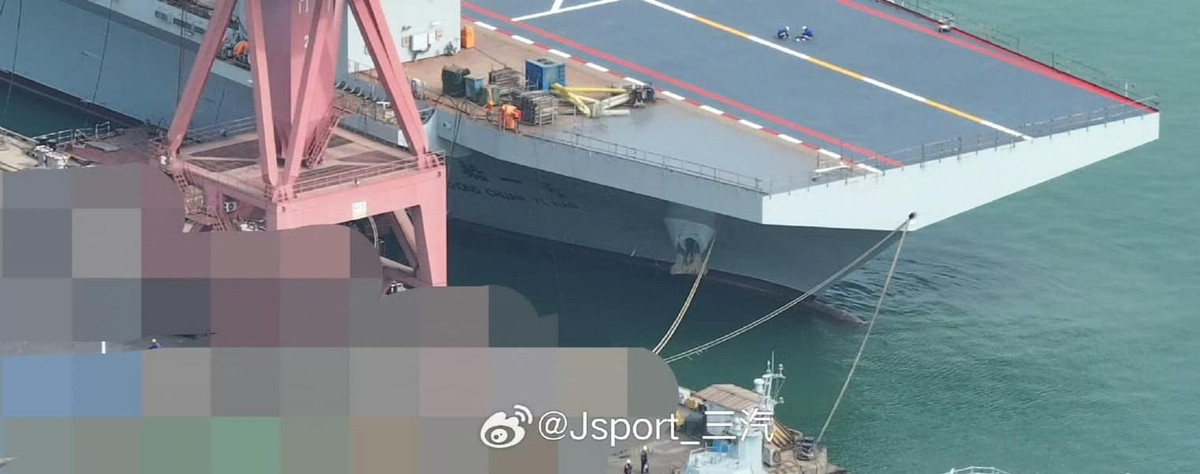 Tại nơi neo đậu, dễ thấy biểu tượng cho biết con tàu thuộc về Tập đoàn đóng tàu nhà nước Trung Quốc - CSSC, điều này dẫn tới nhận xét có thể các nhà máy đóng tàu đang nghiên cứu giải pháp công nghệ cho lớp tàu chiến thế hệ mới theo cấu hình trên.