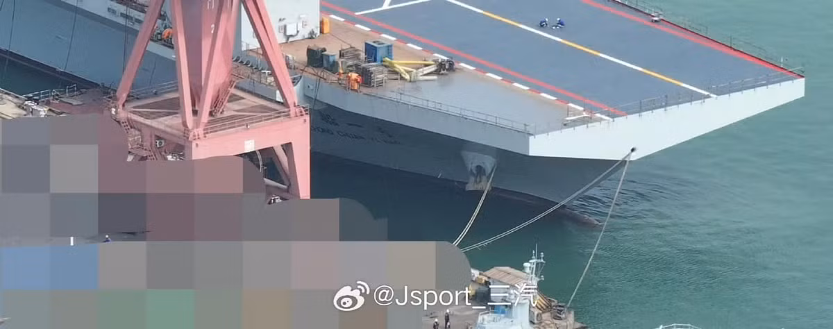 Tại nơi neo đậu, dễ thấy biểu tượng cho biết con tàu thuộc về Tập đoàn đóng tàu nhà nước Trung Quốc - CSSC, điều này dẫn tới nhận xét có thể các nhà máy đóng tàu đang nghiên cứu giải pháp công nghệ cho lớp tàu chiến thế hệ mới theo cấu hình trên.