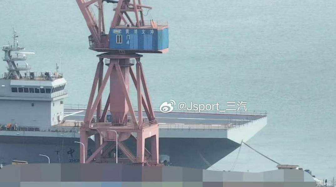 Điều thú vị là ống khói được đặt trên “đảo” thứ ba nằm ở phần đuôi và đây là một giải pháp thiết kế khác thường. Ngoài ra cũng dễ dàng nhận thấy sự phân chia thành đường băng và sàn đỗ máy bay, đây là nét đặc trưng cổ điển của bất kỳ hàng không mẫu hạm nào.