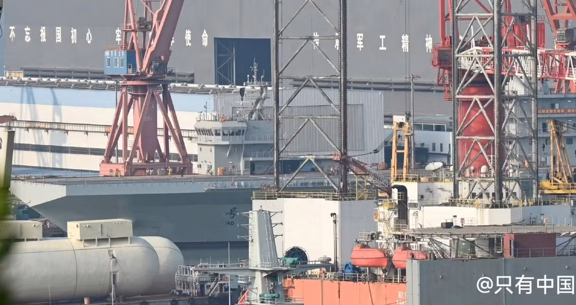 Chính vì vậy, phần lớn suy đoán đều nghiêng về giả thuyết chiếc "tàu sân bay UAV" nói trên có thể vẫn mang mục đích "dân sự" hoặc nghiên cứu khả năng hoạt động của máy bay không người lái trên hàng không mẫu hạm.