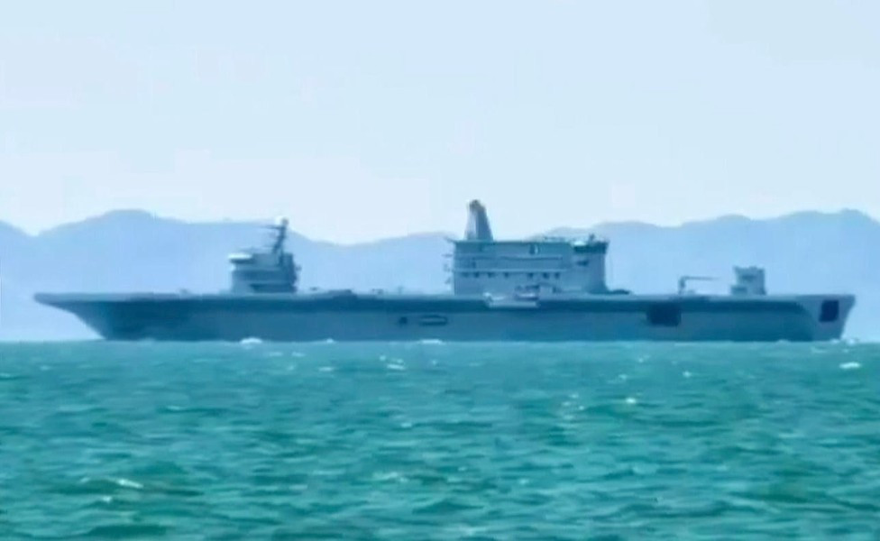 Con tàu này sở hữu kết cấu rất đặc biệt khi phần thượng tầng có tới 3 "đảo", tức là cấu kiện như tháp chỉ huy hay phòng chức năng, trong khi những tàu sân bay thông thường chỉ có 1 hoặc 2 "đảo" mà thôi.