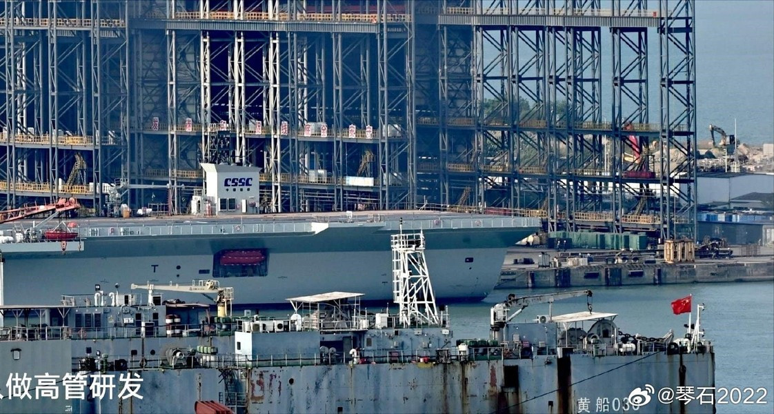 Các chuyên gia phân tích của tờ TWZ nhận xét, đối với chiếc hàng không mẫu hạm này, có một lớp màn bí ẩn nhất định bao quanh, bởi hiện tại con tàu vẫn không mang bất kỳ dấu hiệu nào cho thấy nó thuộc về Hải quân Trung Quốc hoặc được tạo ra vì mục đích quân sự.