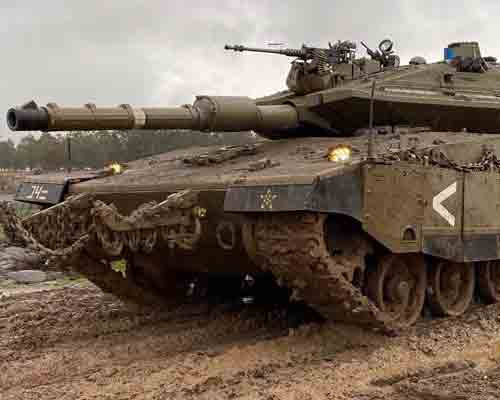 Xe tăng Merkava IV bắt đầu được phát triển năm 1999 và chủ nhân của nó dự tính sẽ thu hẹp khoảng cách về uy lực trước các biến thể cải tiến của tăng T-72 do quốc gia láng giềng Syria triển khai. Israel đưa Merkava IV vào sử dụng năm 2005 và vỏ giáp được coi là có khả năng bảo vệ yếu, chịu tổn thất nặng trước các lực lượng Hezbollah trong một nỗ lực của Israel xâm lược Nam Lebanon vào năm 2006. Hezbollah không chỉ chứng minh được khả năng tiên tiến của máy bay không người lái mà còn triển khai cả tên lửa chống tăng với khả năng tấn công từ trên xuống - tương tự như hệ thống Javelin của Mỹ đang được sử dụng rộng rãi ở Ukraine. Mặc dù được trang bị vũ khí hạn chế, lực lượng bán quân sự Palestine vẫn gây ra thiệt hại đáng kể cho xe tăng Israel kể từ khi bùng nổ giao tranh toàn diện ngày 7/10/2023.