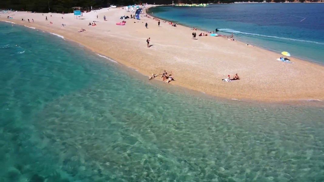 Chính điều kỳ lạ này đã thu hút đông đảo khách du lịch đến với bãi biển này mỗi năm