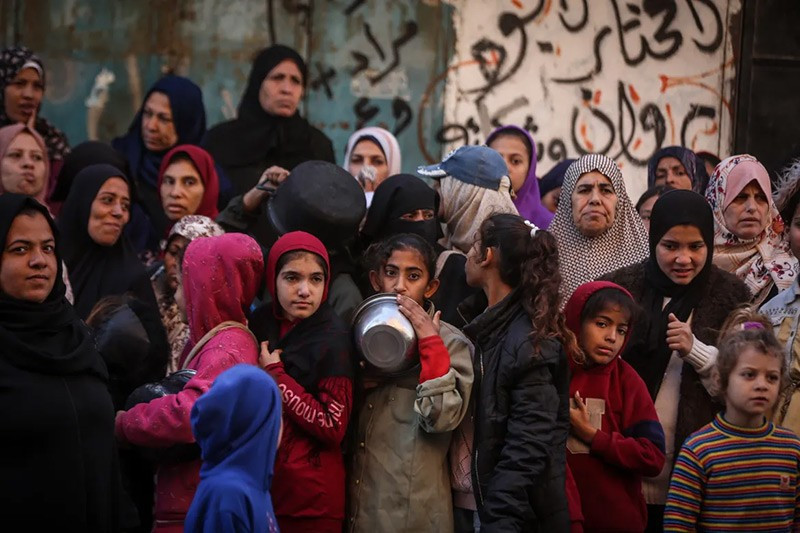 Các mặt hàng thiết yếu khác như nước và thuốc men cũng khan hiếm. Ảnh: Ali Jadallah/Anadolu.