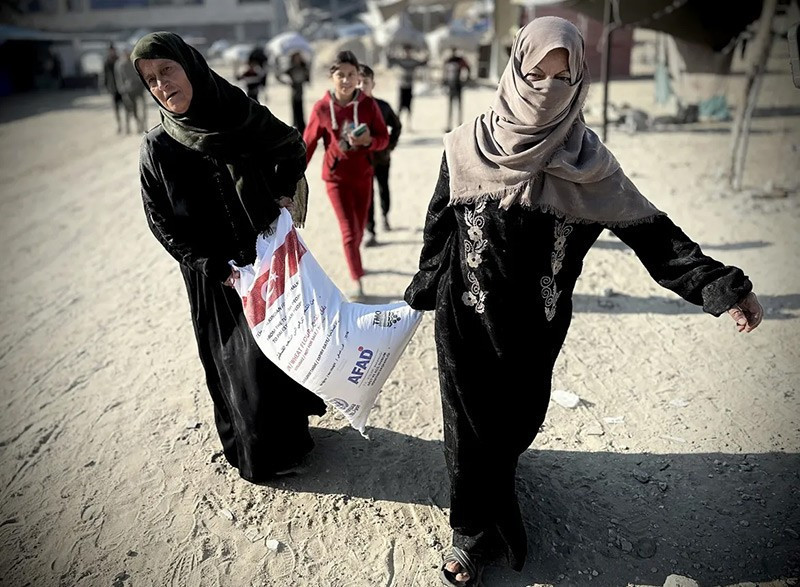 Viện trợ nhân đạo đang được chuyển đến nhưng các nhóm cứu trợ đã nhiều lần chỉ trích nhiều hạn chế mà họ cho là do Israel áp đặt. Ảnh: Doaa Albaz/Anadolu.