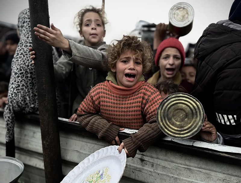 Mỗi buổi sáng, đám đông tụ tập bên ngoài một vài tiệm bánh mở cửa vì mọi người tuyệt vọng hy vọng sẽ kiếm được một ít thức ăn. Ảnh: Doaa Albaz/Anadolu.