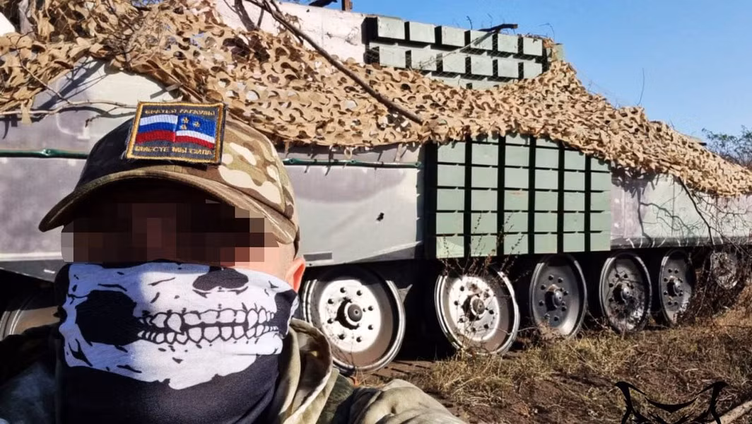 Để tăng thêm tính chân thực, mô hình xe tăng Leopard 2A4 giả được trang bị các họa tiết ngụy trang và khối giáp phản ứng Kontakt-1 mô phỏng, khiến mô hình gần như không thể phân biệt được với xe thật từ xa.