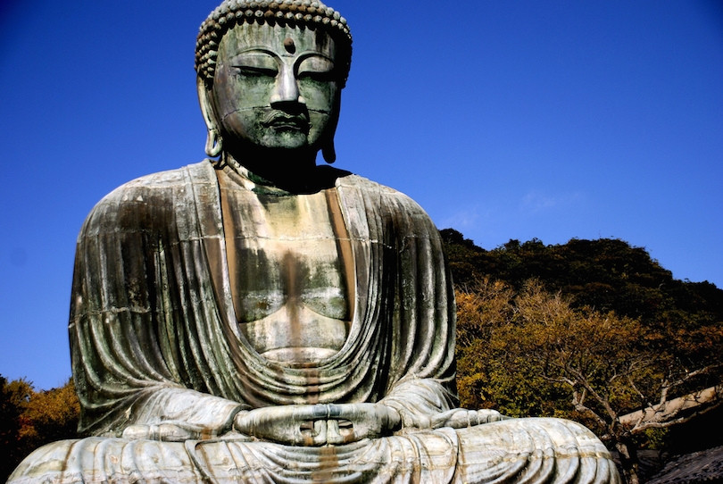  3. Đại Phật Kamakura: Kotoku-in là ngôi chùa Phật giáo của giáo phái Jodo shu, nằm ở thành phố Kamakura của Nhật Bản. Ngôi chùa nổi tiếng với bức tượng Phật vĩ đại (hay daibutsu) – bức tượng Đức Phật Amida ngoài trời khổng lồ, một trong những tượng Phật nổi tiếng nhất Nhật Bản. Đại Phật được đúc bằng đồng cao hơn 13 m (40 ft) và nặng gần 93 tấn. Bức tượng có từ năm 1252 và được đồn đúc bởi nhà sư Joko. Mặc dù ban đầu bức tượng được đặt trong ngôi đền nhỏ bằng gỗ, nhưng Đại Phật hiện đang ở ngoài trời vì ngôi đền bị sóng thần tàn phá vào thế kỷ 15.