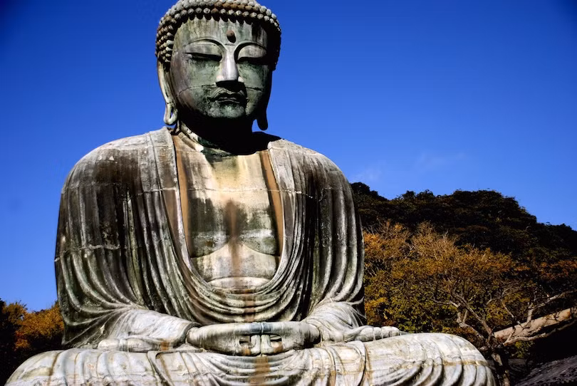  3. Đại Phật Kamakura: Kotoku-in là ngôi chùa Phật giáo của giáo phái Jodo shu, nằm ở thành phố Kamakura của Nhật Bản. Ngôi chùa nổi tiếng với bức tượng Phật vĩ đại (hay daibutsu) – bức tượng Đức Phật Amida ngoài trời khổng lồ, một trong những tượng Phật nổi tiếng nhất Nhật Bản. Đại Phật được đúc bằng đồng cao hơn 13 m (40 ft) và nặng gần 93 tấn. Bức tượng có từ năm 1252 và được đồn đúc bởi nhà sư Joko. Mặc dù ban đầu bức tượng được đặt trong ngôi đền nhỏ bằng gỗ, nhưng Đại Phật hiện đang ở ngoài trời vì ngôi đền bị sóng thần tàn phá vào thế kỷ 15.