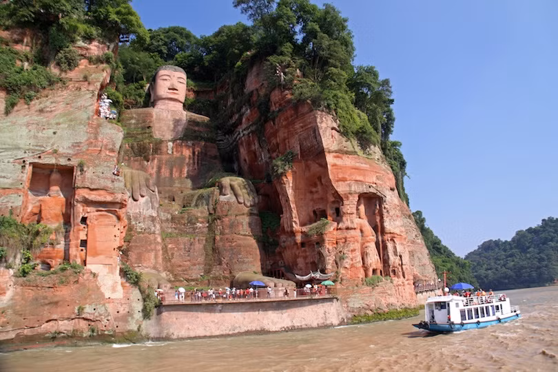  1. Phật khổng lồ Leshan: Tượng phật khổng lồ Leshan là bức tượng Phật khổng lồ được tạc vào một vách đá ở Tứ Xuyên, phía tây Trung Quốc. Tác phẩm điêu khắc vĩ đại tạc tượng của Phật Di Lặc - vị Bồ tát trong tư thế ngồi. Khởi công năm 713 dưới thời nhà Đường, mãi đến năm 803 bức tượng mới được hoàn thành bởi nỗ lực của hàng ngàn nhà điêu khắc và công nhân. Tượng Phật Leshan là bức tượng được tạc vào đá lớn nhất thế giới, bức tượng là nguồn cảm hứng thơ ca, văn học. Công trình điêu khắc này cao khoảng 71 m (233 ft) và có ngón tay dài 3m (11 ft) trên mỗi bàn tay. Ngày nay bức tượng là điểm thu hút khách du lịch phổ biến ở Trung Quốc.