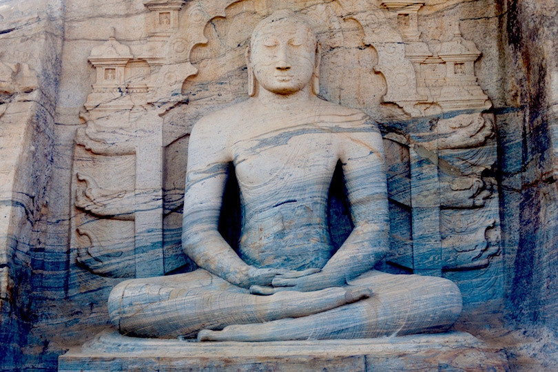  6. Đền Gal Viharaya: Nằm ở phía bắc trung tâm Sri Lanka, thị trấn Polonnaruwa là khu vực lưu giữ một trong những tượng Phật ngoạn mục nhất thế giới – tiêu biểu là ngôi đền đá Gal Viharaya. Ngôi đền đá khổng lồ này được Parakramabahu (Đại đế) cho xây dựng vào thế kỷ thứ 12. Điểm thu hút chính của ngôi đền là 4 bức tượng Phật lớn được chạm khắc vào mặt của một tảng đá granit. Trong số những bức tượng đá khổng lồ này có một bức tượng Phật nằm dài 14 m (46 ft) và một bức tượng đứng cao 7 m (23 ft).