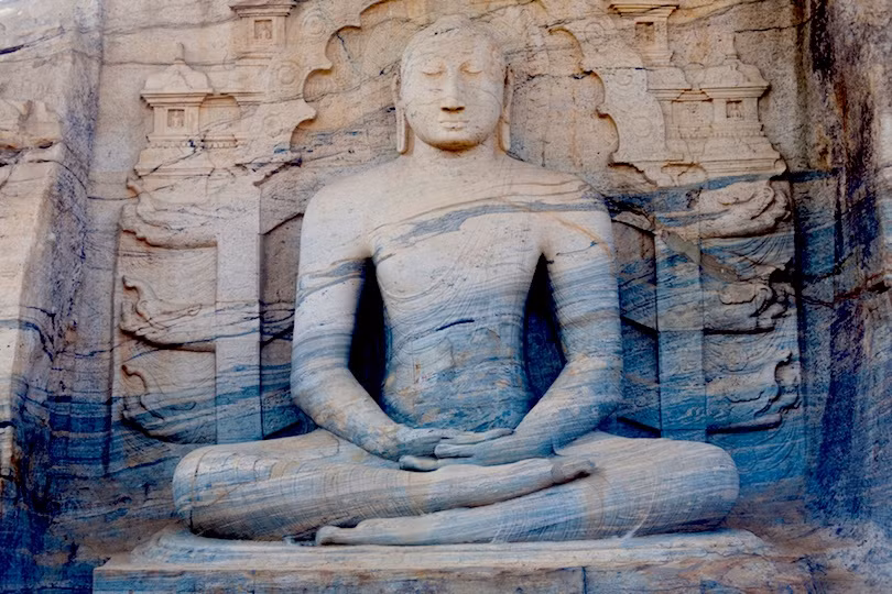  6. Đền Gal Viharaya: Nằm ở phía bắc trung tâm Sri Lanka, thị trấn Polonnaruwa là khu vực lưu giữ một trong những tượng Phật ngoạn mục nhất thế giới – tiêu biểu là ngôi đền đá Gal Viharaya. Ngôi đền đá khổng lồ này được Parakramabahu (Đại đế) cho xây dựng vào thế kỷ thứ 12. Điểm thu hút chính của ngôi đền là 4 bức tượng Phật lớn được chạm khắc vào mặt của một tảng đá granit. Trong số những bức tượng đá khổng lồ này có một bức tượng Phật nằm dài 14 m (46 ft) và một bức tượng đứng cao 7 m (23 ft).