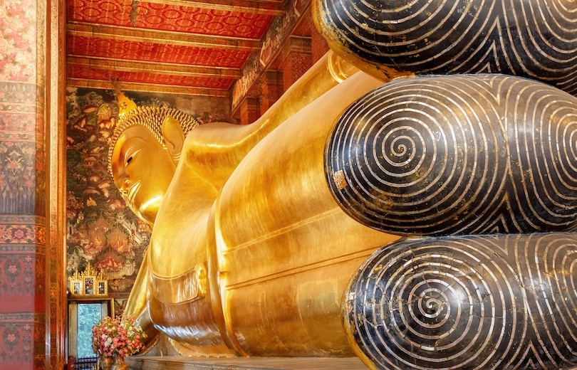  4. Đền thờ Phật Nằm: Nằm ở Bangkok, đền Wat Pho nổi tiếng có bức tượng Phật nằm khổng lồ. Đây là một trong những ngôi đền lớn nhất ở Bangkok và cũng là một trong những ngôi chùa cổ nhất, được xây dựng gần 200 năm trước khi Bangkok trở thành thủ đô của Thái Lan. Wat Pho được biết đến không chỉ có tượng Phật Nằm lớn nhất Thái Lan mà còn nổi tiếng có nhiều tượng Phật nhất Thái Lan. Tượng Phật Nằm mạ vàng dài 46 m và cao 15 m, mô phỏng cảnh Đức Phật nhập Niết bàn. Mắt và chân của bức tượng được trang trí bằng xà cừ chạm khắc, còn lòng bàn chân thể hiện 108 tướng tốt của Đức Phật