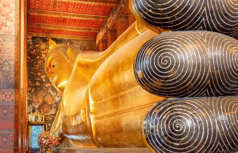  4. Đền thờ Phật Nằm: Nằm ở Bangkok, đền Wat Pho nổi tiếng có bức tượng Phật nằm khổng lồ. Đây là một trong những ngôi đền lớn nhất ở Bangkok và cũng là một trong những ngôi chùa cổ nhất, được xây dựng gần 200 năm trước khi Bangkok trở thành thủ đô của Thái Lan. Wat Pho được biết đến không chỉ có tượng Phật Nằm lớn nhất Thái Lan mà còn nổi tiếng có nhiều tượng Phật nhất Thái Lan. Tượng Phật Nằm mạ vàng dài 46 m và cao 15 m, mô phỏng cảnh Đức Phật nhập Niết bàn. Mắt và chân của bức tượng được trang trí bằng xà cừ chạm khắc, còn lòng bàn chân thể hiện 108 tướng tốt của Đức Phật