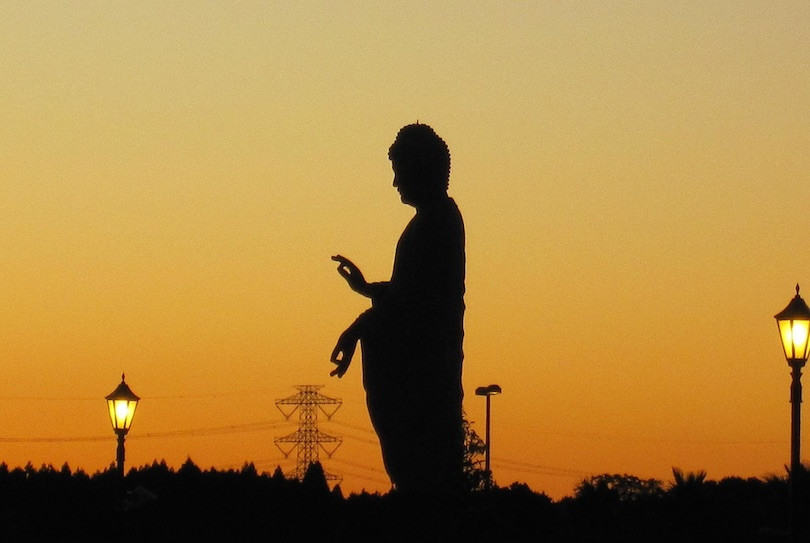  5. Tượng Ushiku Daibutsu: Tượng Ushiku Daibutsu nằm ở thành phố Ushiku, Nhật Bản. Bức tượng được xây xong năm 1995, là một trong những bức tượng cao nhất thế giới, tổng cộng chiều cao là cao 120 m (394 ft) gồm chân đế 10m (30 ft) và bệ sen 10m. Du khách ghé thăm tượng Phật có thể đi thang máy lên khu vực quan sát. Bức tượng này bằng đồng, tạc Đức Phật A Di Đà, còn được gọi là Ushiku Arcadia.