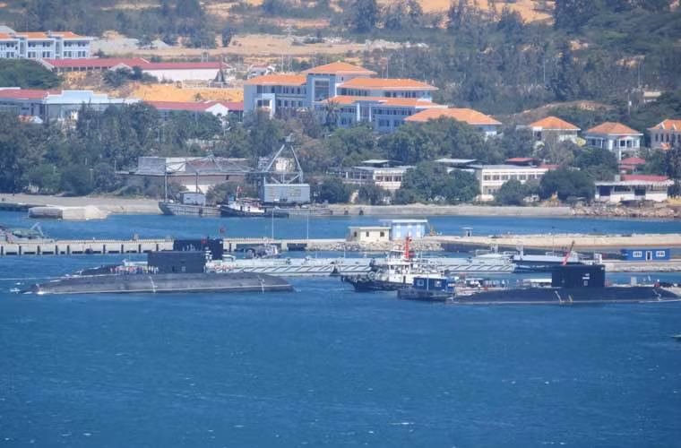 Tàu ngầm Kilo HQ-184 Hải Phòng được 2 tàu kéo lai dắt thành công, an toàn về cầu cảng Lữ đoàn tàu ngầm 189. Ảnh: Tuổi Trẻ