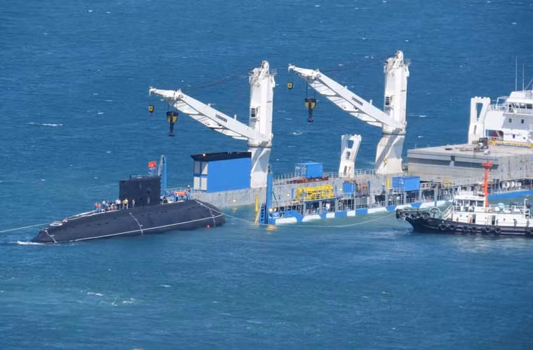 Khoảnh khắc lá cờ Tổ quốc tung bay trên nóc thượng tầng tàu ngầm Kilo HQ-184 Hải Phòng có thể coi là bức ảnh quân sự Việt Nam ấn tượng nhất tuần qua. Ảnh: Tuổi Trẻ