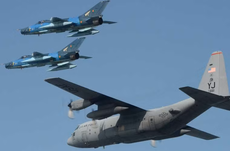 Quầng lửa khủng được tạo ra bởi liều phóng đẩy viên đạn pháo 125mm trên xe tăng T-80 của Quân đội Nga trong một cuộc tập trận.