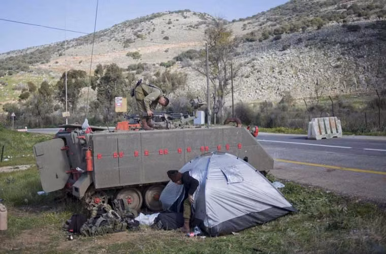 Các nữ giáo viên trường học ở Tây Bắc Pakistan trong buổi huấn luyện sử dụng súng trường AK vào hôm 27/1. Việc huấn luyện này nằm trong khuôn khổ các biện pháp an ninh thực hiện sau vụ khủng bố đẫm máu vào một trường học ở Peshawar.