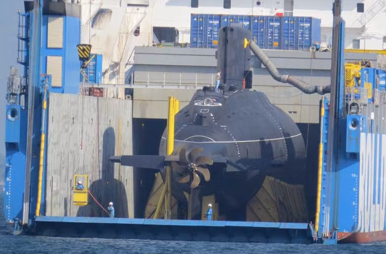 Sáng 28/1, tàu vận tải siêu trường siêu trọng Rolldock Star đã mở cửa hậu để lộ ra thân hình tàu ngầm HQ-184 Hải Phòng trên vịnh Cam Ranh. Vậy là, sau 1 tháng hành trình liên tục từ Nga, tàu ngầm Hải Phòng đã về tới đất mẹ. Công việc lai dắt tàu ngầm từ tàu Rolldock về cầu cảng Lữ đoàn tàu ngầm 189 được thực hiện vào sáng ngày 31/1. Ảnh: Tuổi Trẻ.
