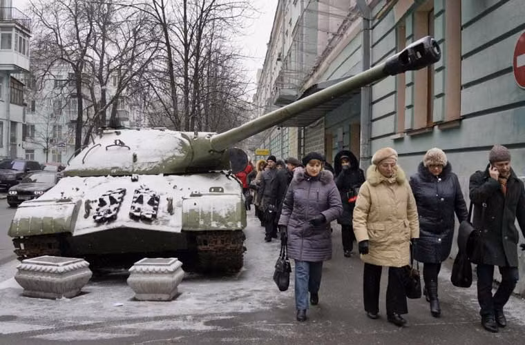 Trang mạng Military Photos đăng hình ảnh tiêm kích đa năng Su-27 của Không quân Nga được sơn màu ngụy trang (camo) mới.
