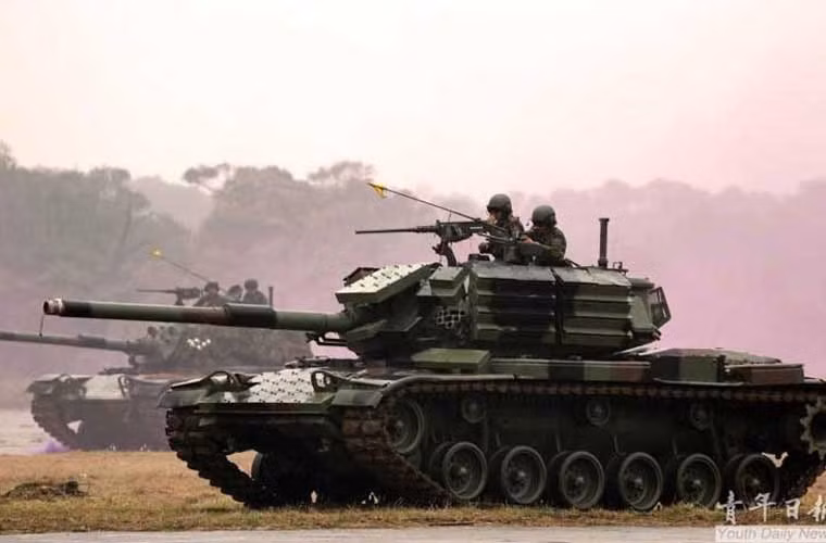 Trong ảnh là lựu pháo tự hành 105mm do nhà máy Z157 (Tổng cục Công nghiệp Quốc phòng) nghiên cứu chế tạo trong cuộc bắn thử nghiệm do Xí nghiệp Liên hiệp Z751 (Tổng cục Kỹ thuật) chủ trì thực hiện vào ngày 30/1. Đây được xem là một trong thành tựu mới, tuyệt vời của công nghiệp quốc phòng quốc phòng Việt Nam, giúp tăng cường đáng kể sức mạnh cho hỏa lực pháo binh.