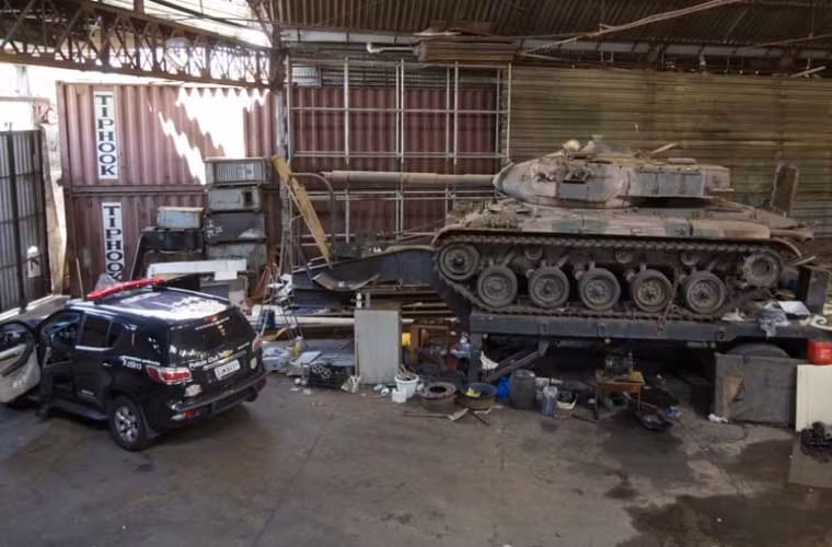 Tiêm kích F-7BG của Không quân Bangladesh hộ tống máy bay vận tải C-130H Không quân Mỹ trong cuộc tập trận COPE SOUTH hôm 28/1. Đáng lưu ý, F-BG vốn là biến thể xuất khẩu của mẫu tiêm kích J-7 mà Trung Quốc sao chép MiG-21.