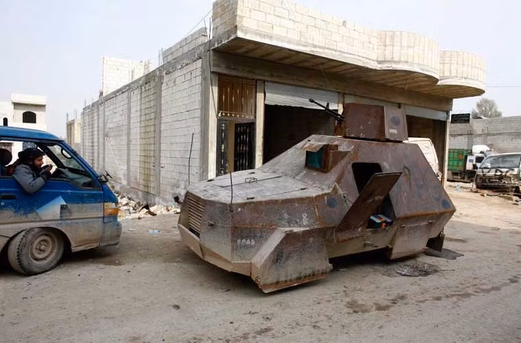 Đám cưới tập thể ở Indonesia được Quân đội ưu tiên cho rước dâu bằng xe bọc thép.