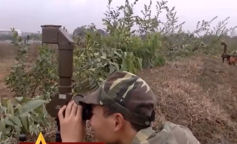 Tên lửa chống tăng 9M14 của Liên Xô sử dụng hệ dẫn đường theo cơ chế kiểm soát đường ngắm thủ công (MCLOS). Khi bắn tên lửa, pháo thủ sẽ sử dụng cần lái tay nhỏ trên bộ 9S415 để lái đạn, việc điều chỉnh hướng bay của người điều khiển được truyền đến tên lửa theo 3 sợi dây nhỏ nối ở phía đuôi của tên lửa. Nguồn ảnh: Kênh Quốc phòng Việt Nam