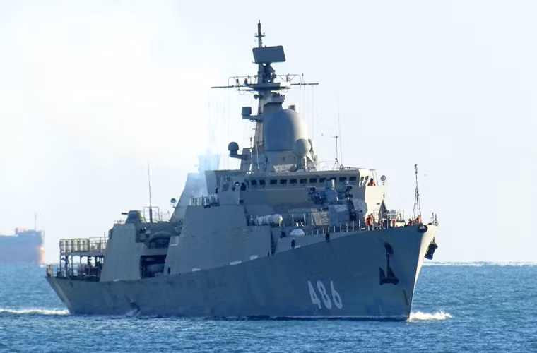 Mới đây, nhiếp ảnh gia Evgeniy (Nga) đã đăng tải trên mạng Shippotting hình ảnh mới nhất về chiếc tàu chiến Gepard 3.9 thứ 3 dành cho Hải quân Nhân dân Việt Nam đang về cảng Novorossiysk hôm 17/2/2017 sau các cuộc thử nghiệm trên Biển Đen. Nguồn ảnh: Shippotting