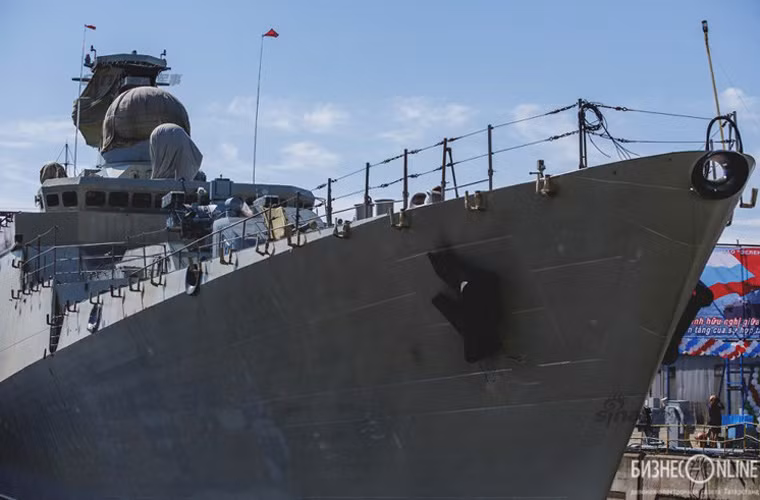 Về số lượng thủy thủ đoàn, trong khi 2 tàu cũ cần tới hơn 100 người vận hành thì 2 tàu mới sẽ chỉ cần 84 người. Điều này cho thấy, Gepard 3.9 cải tiến sẽ được nâng cao tính tự động hóa cho phép giảm số lượng thủy thủ dù kích cỡ tàu có lớn hơn. Ngoài ra, Gepard 3.9 cải tiến sẽ trang bị hệ thống động lực mới cho phép tàu đạt tốc độ tối đa tới 29 hải lý/h (cao hơn so với 28 hải lý/h 2 tàu Gepard cũ). Nguồn ảnh: Sina