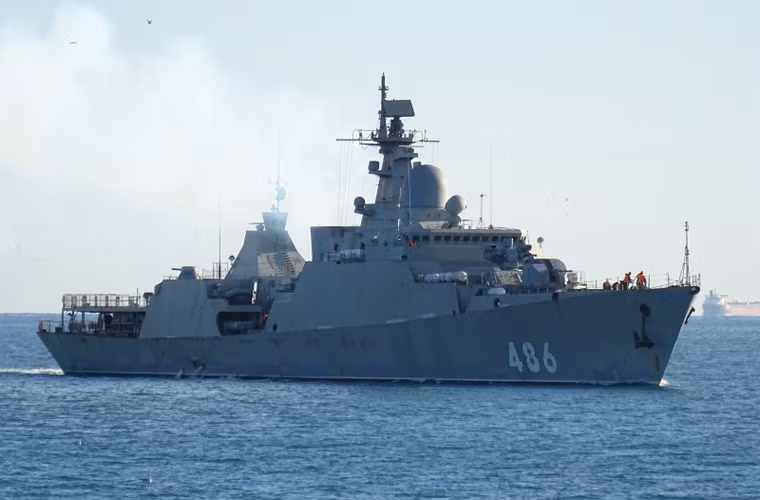 Chiếc tàu chiến Gepard 3.9 thứ 3 được đánh số hiệu nhà máy “486” đã hoàn thiện toàn bộ kiến trúc thượng tầng gồm cả việc lắp đặt hoàn chỉnh vũ khí. Nguồn ảnh: Shippotting