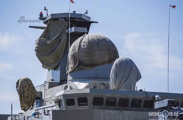 Ngoài bổ sung vũ khí chống ngầm, tàu hộ vệ Gepard 3.9 vẫn được vũ trang pháo hạm AK-176M, pháo phòng không AK-630, tổ hợp pháo pháo – tên lửa phòng không Palma-SU và tên lửa hành trình chống hạm Kh-35 Uran-E cùng các hệ thống radar, dẫn bắn tương tự cặp tàu trước. Nguồn ảnh: Sina