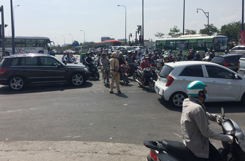 Cua ngo TP HCM un tac nghiem trong ngay nghi le 30/4-Hinh-6