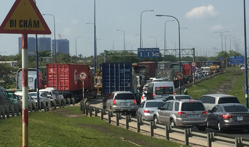 Cua ngo TP HCM un tac nghiem trong ngay nghi le 30/4-Hinh-4