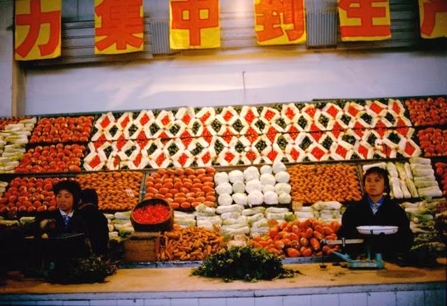 Hai nữ mậu dịch viên làm việc tại cửa hàng mậu dịch quốc gia ở Bắc Kinh.