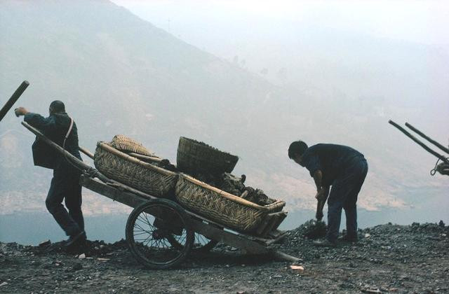 Công nhân làm đường thời đó.