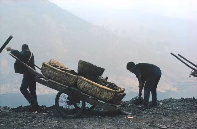 Công nhân làm đường thời đó.