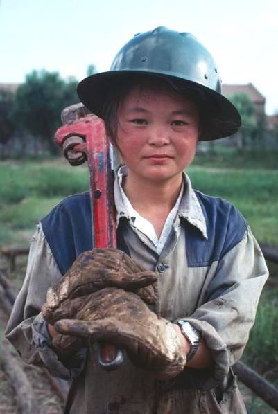 Một nữ công nhân về nhà sau khi hết ca làm việc.